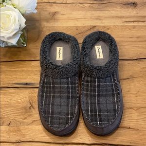 Dearfoams slide in grey plaid slippers with treads